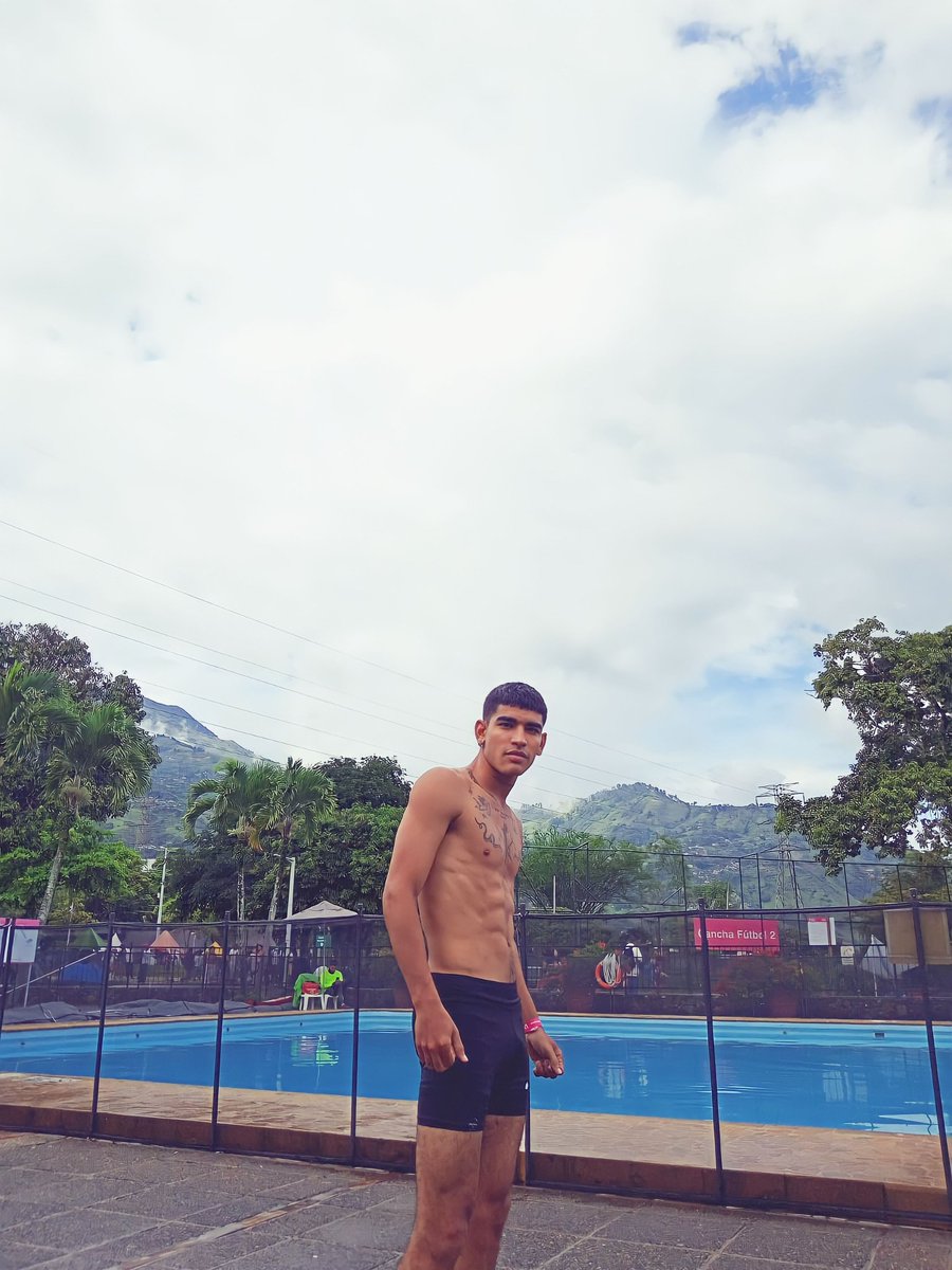 Victo_cantillo0's tweet photo. Y la queso jajaja mi prima creyéndose modelo al igual que yo que también me creo modelo 🤣 https://t.co/gW7hCqAXUT