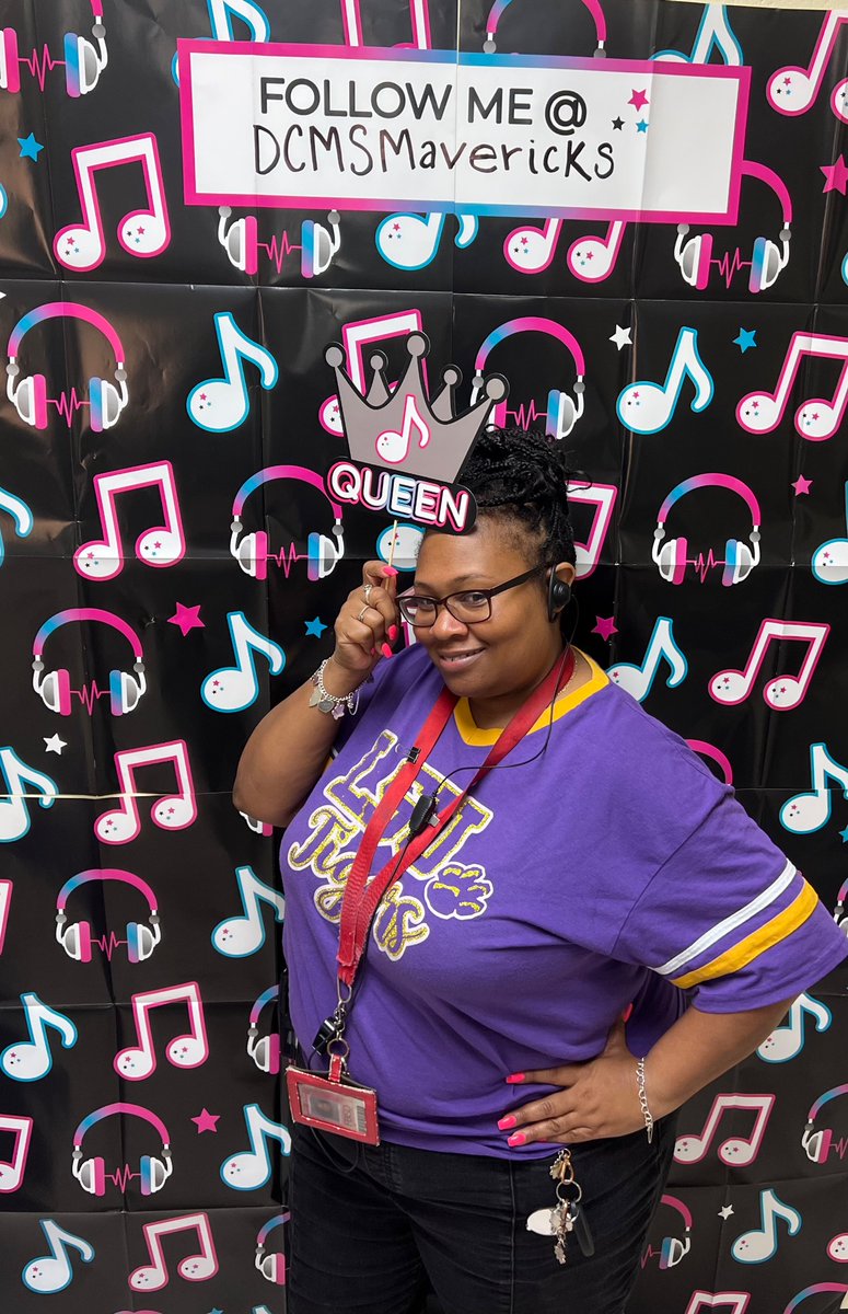 DCMSMavericks's tweet photo. Happy Teacher &amp; Staff Appreciation Week DCMS!! Mavs enjoyed a sweet start to their week with breakfast treats AND a quick pose for the 📸 🙌🏾!!! Thanks FBISD Catering, DCMS clinic team, Admin, Mrs. Reinartz &amp; Mrs. Sanchez♥️.  It was a BEAUTIFUL day☀️! @DCMSMavericks @FBISDFoodie https://t.co/w8kVICESfh