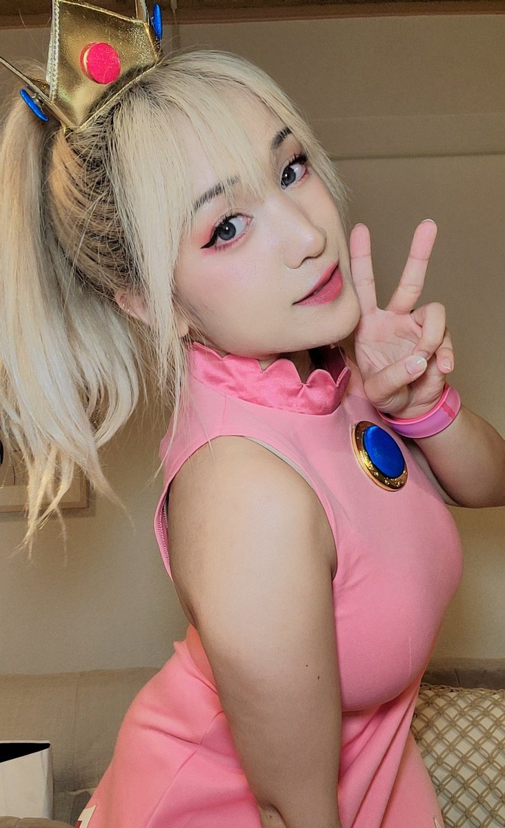 Annjelife on Twitter: "should I do a tennis peach photoshoot? 🎾"