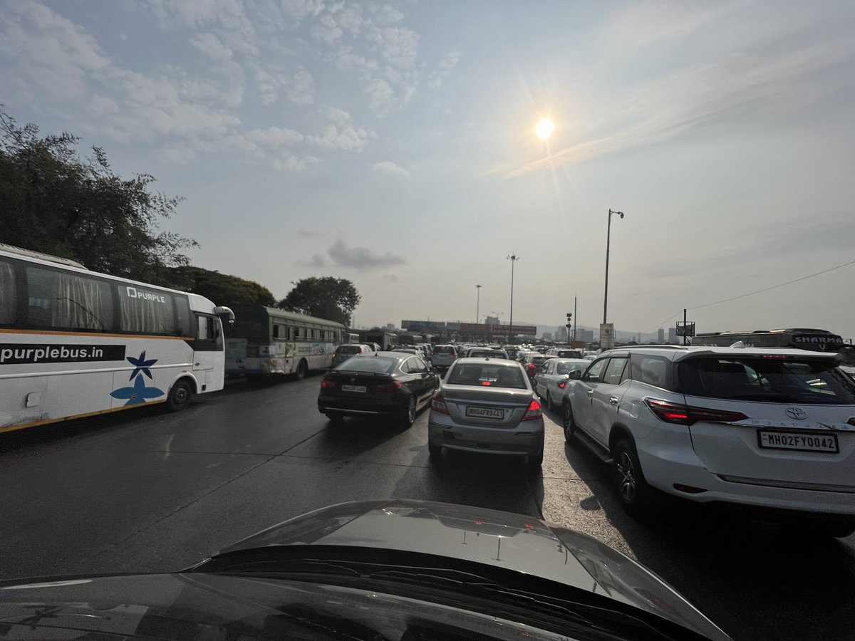 Vashi toll an absolute mess as early as 8:30 AM! What a waste of time and fuel everyday @RoadsOfMumbai @NaviMumbaiCity @mumbaitraffic