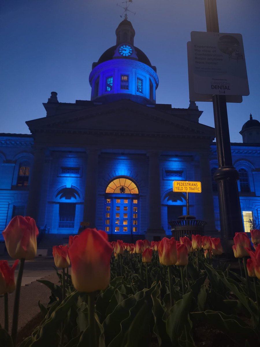 quovclub's tweet photo. On #WorldOvarianCancerDay we gathered with community members and ovarian cancer survivors to watch City Hall light up teal to honor this day.  We’re excited to start planning the Walk of Hope in Kingston together this summer! https://t.co/ABrpT3LYhg