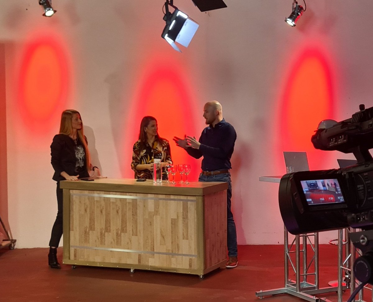 En #AlRojoVivo 👏.

Participe del programa #AlRojoVivo junto a <a href="/AndresGabrielli/">Andrés H. Gabrielli</a>, <a href="/VickyDion_/">Vicky Dion</a> y <a href="/mayrajelvez/">Mayra Jelvez</a> 🙌.

¡Gracias por invitarme!

<a href="/floydtvonline/">FLOYDTVONLINE</a>