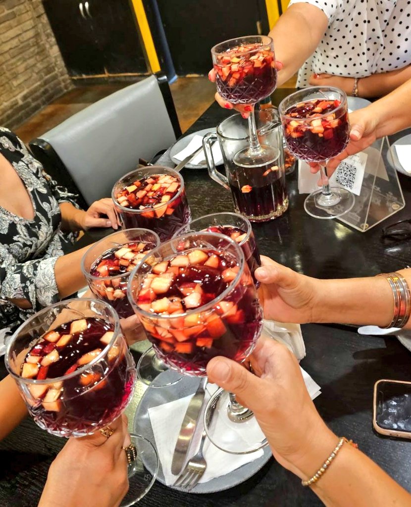 almitalares's tweet photo. Gracias Dios por las amigas que dividen las tristezas y multiplican las alegrías. #Vecis #FestejoDeMamás 🥰 https://t.co/DSANzxDYbv