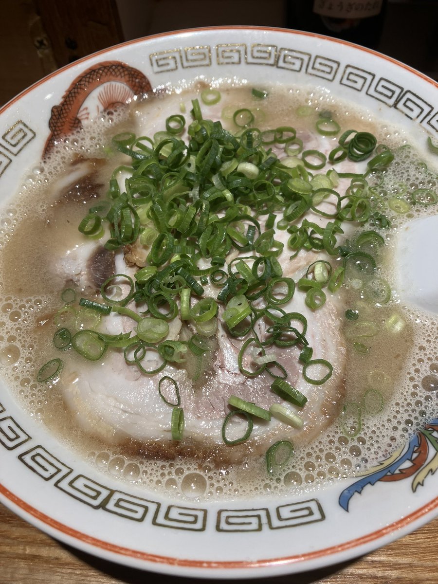 〆はでぶちゃんさん

この臭さの豚骨が東京で食べられる事にただただ感謝😭大好きすぎる