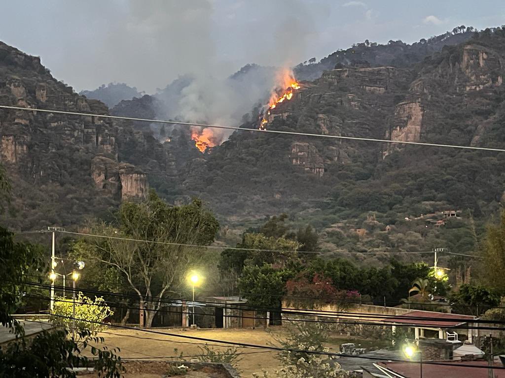 nataliamann's tweet photo. #AmatlanSOS ¡Solicitamos ayuda urgente! El fuego está extendiéndose en la montaña
@cuauhtemocb10 @gobiernamorelos @SEDEMA_CDMX @sopitas https://t.co/ORiIPfKOK5
