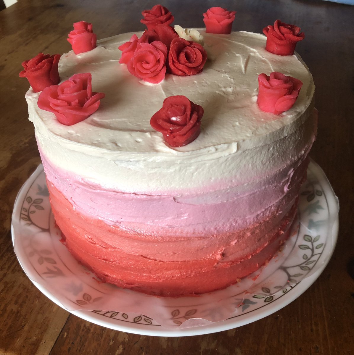 AllisonFilia's tweet photo. And another cake, my first ombré #cakes #delicious #baking https://t.co/ZNdRWlmFfy