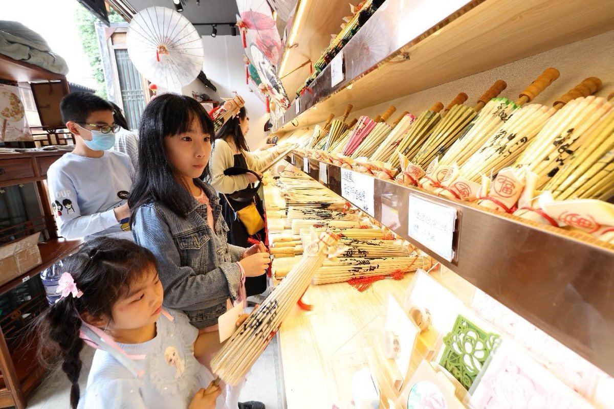 VoiceofPD's tweet photo. Holiday consumption mirrors strong internal impetus of Chinese economy
#China #MayDay2023 
Read full: https://t.co/2hK31RZVYB https://t.co/KmaTOrqzyO