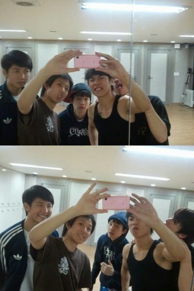 chizikook_'s tweet photo. THREAD Pra-Debut BTS:

— 2009 Bang si-hyuk meminta Pdogg buat cari talent rapper untuk dijadikan duo hip hop. Dan munculah Namjoon (Rap Monster) dan Hunchul (Iron). Btw Hunchul ini temennya Namjoon dan Harusnya mereka debut sebagai duo hiphop, tapi karna lain hal Bang si-hyuk + https://t.co/9aUDW7dA66