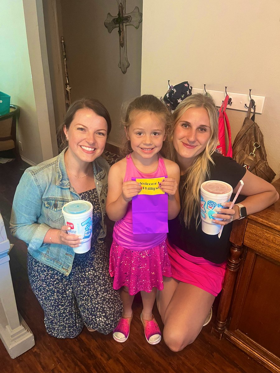 When your soon to be  kindergarten teachers come to your house to  welcome you to @PhillipsElem. That’s #EverychildEveryday #FISDmadetoshine @friscoisd @missdargo