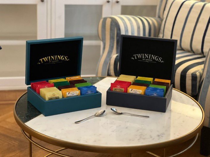 FayeOConnor2030's tweet photo. 4 horas más para entrar el sorteo del #Coronación. Puedes ganar:
- una caja de té Twinings y un cuchara conmemorativa (hay 2 juegos)
- una lata conmemorativa de té “English breakfast” de Marks &amp; Spencer
- un pin conmemorativo (hay 5)

Retuitea y dinos en qué año el Rey vino a 🇺🇾 https://t.co/sZqzexOVAy