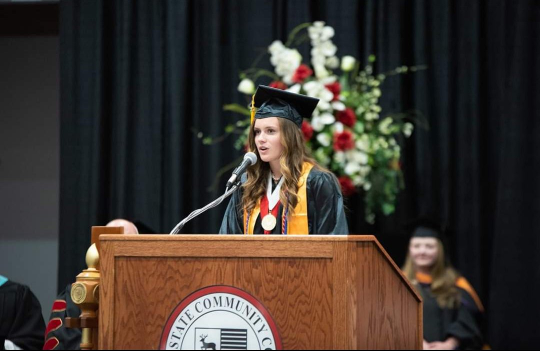 ChrisLWhaley's tweet photo. Roane State Community College President's Award recipient, Leah Cobble, will graduate from high school in a few days. This fall, she will begin her Pharm.D program, as an 18 year old. #MiddleCollege @roanestate https://t.co/bOeqpORTUG