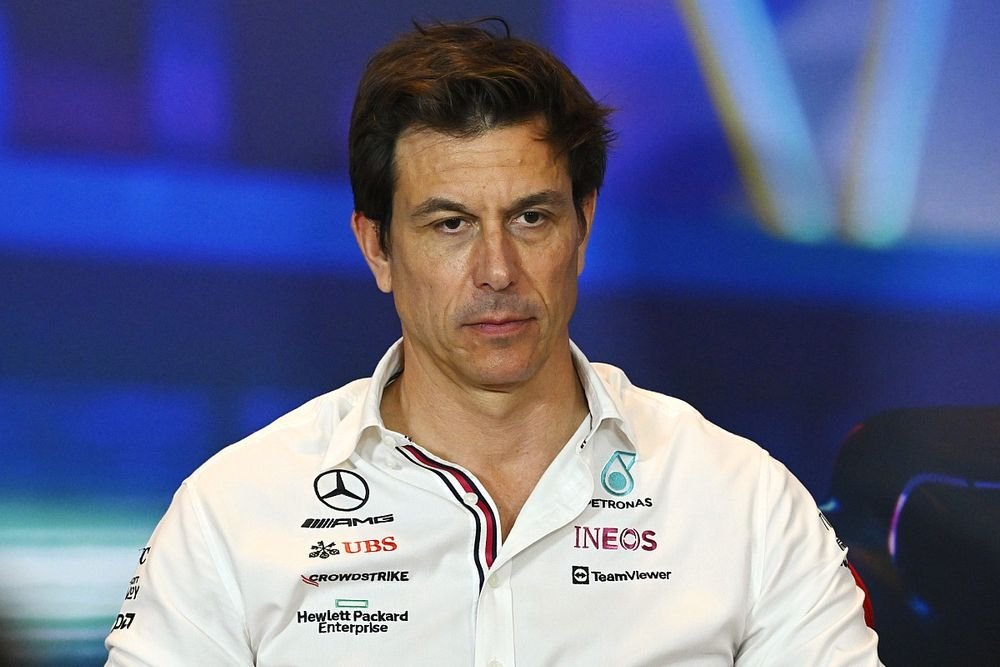 Tem pouco tempo que Toto Wolff virou BILIONÁRIO. 

Ele é dono 33% da equipe Mercedes de Fórmula 1.

O curioso é que ele comprou a sua participação com um grande desconto. 

Hoje, a equipe tem mais de 1 mil funcionários e gera uma receita anual de US$450 MM. 

Segue o fio 👇