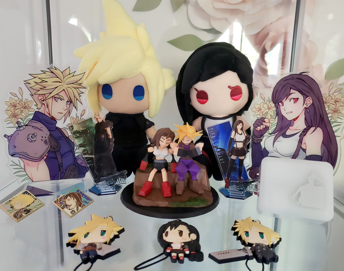 My Tifa & Cloud under the highwind statue has arrived safe & sound, in perfect conditions 😄 

ITS SO CUTE, I LOVE IT ❤ Thank you so much @RayZayCreations  

Perfect spot to put together with my other Cloti merch ☺