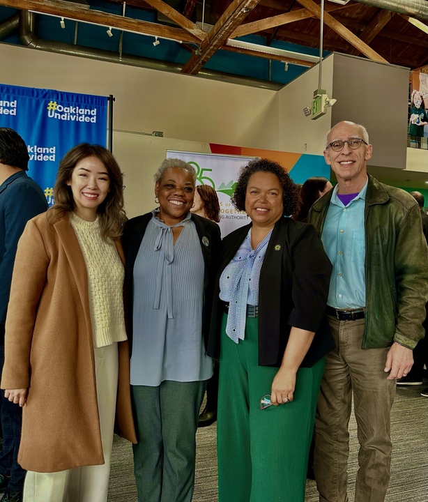 AsmMiaBonta's tweet photo. Thank you @OakUndivided for 3 years of rising to the occasion providing internet &amp; CPU access for students from a low-income background, and now with Oakland Housing Authority. I am honored to be standing with you as we connect #AD18 and California together. #CAleg #DigitalEquity https://t.co/GtbbrTgp3d