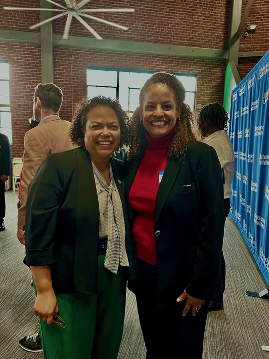 AsmMiaBonta's tweet photo. Thank you @OakUndivided for 3 years of rising to the occasion providing internet &amp; CPU access for students from a low-income background, and now with Oakland Housing Authority. I am honored to be standing with you as we connect #AD18 and California together. #CAleg #DigitalEquity https://t.co/GtbbrTgp3d