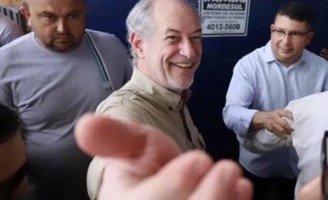 sampacity12's tweet photo. AONDE HOUVER LULA E BOLSONARO, LEVE @cirogomes !

#CiroEmPortugal 🇵🇹 https://t.co/3JOhDDiEJU
