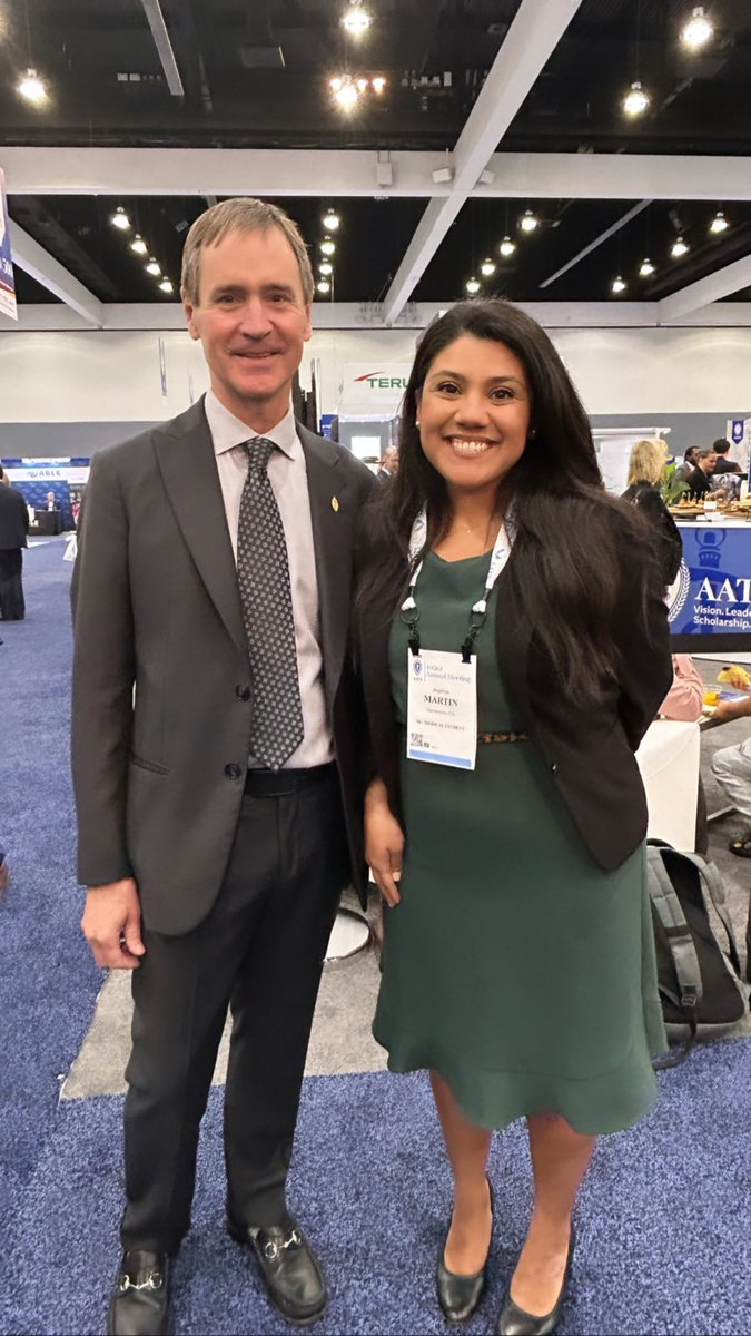 Being surrounded by giants in our field this weekend @ #AATS2023 energized me. 
Thank you @DrYolondaColson for your leadership and historic presidency that enabled so many important convos. Thank you to all the attendings supporting the future of our field! #TheFaceofCTSurgery