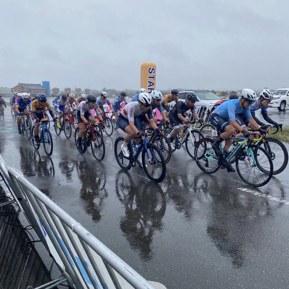 keito_honda's tweet image. 第14回きらら浜クリテリウムDAY1/DAY2
DAY1 DNF
DAY2 14位
オフシーズンになんとなく出た砂のシクロクロス2戦がこんなところで役に立つとは思わなかった。
#pxacycling #develproject #DEVEL #unical #jbcf #pxawin #lvgcycling
#きらら浜クリテリウム #シクロクロス大事