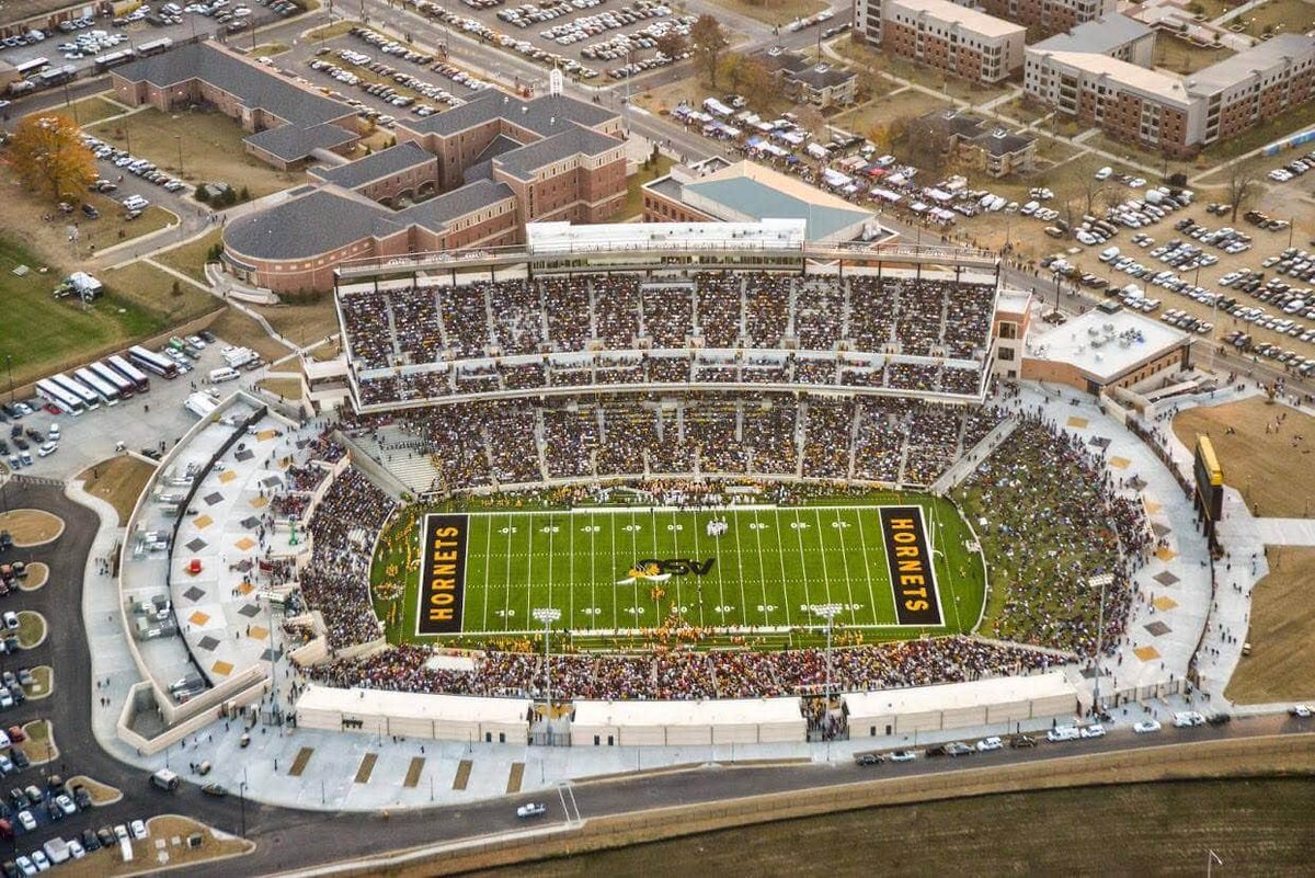 Rodneyhunter59's tweet photo. Blessed to receive another D1 offer of the day from @BamaStateFB!! 🖤 @CoachJames44 @SaulsberrySr @CSmithScout @WhitehavenTiger https://t.co/o9FZlKYqqH