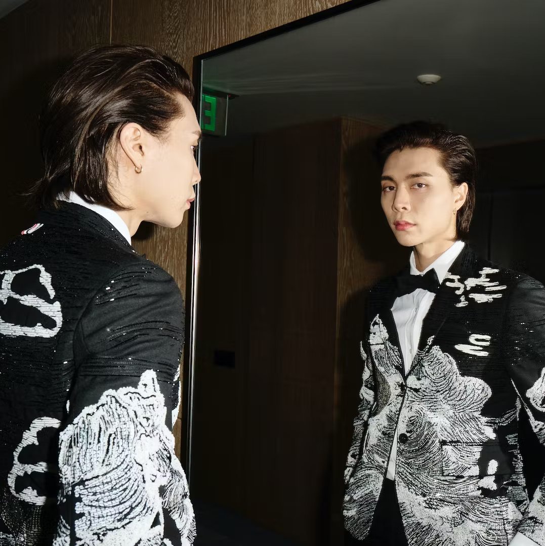 mwogaa's tweet photo. staring at me instead of staring in the mirror #johnjen #ricorius https://t.co/j6vcYB2JMr