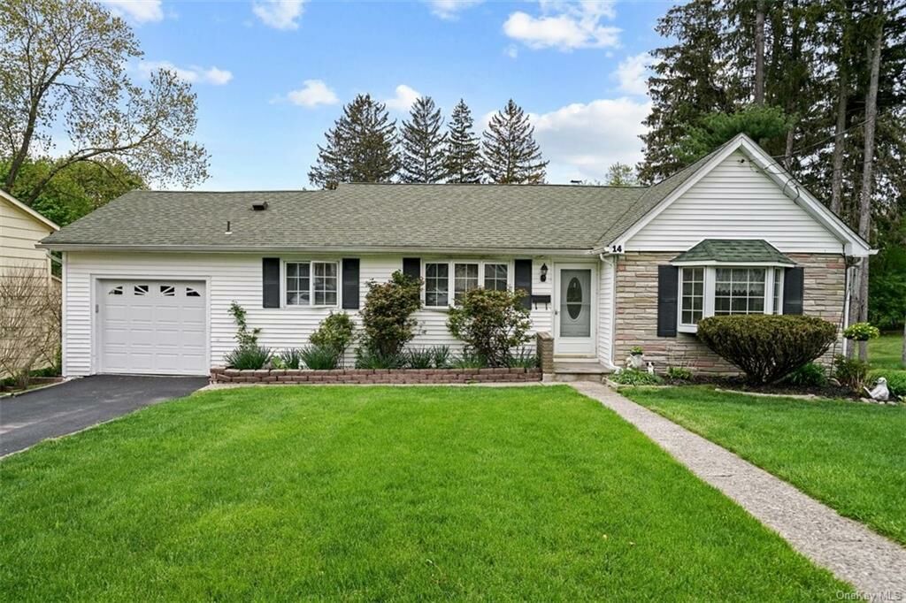 ✨ NEW LISTING!!! ✨
📍 14 Galloway Heights Warwick, NY 10990
🏡 Listed by: Tom Folino
💲💲 $400,000
Learn more: tinyurl.com/2hp7k6pe
or TEXT 📱: 1113049 TO➡️: 35620 
#bhgre #expectbetter #newlistings #houseforsale #homebuyers #forsaleproperties #forsale #bhgregreenteam