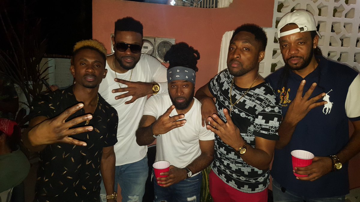 onemrdiamond's tweet photo. Who can name all 5 Artiste in this pic? https://t.co/hj8pWNUoET