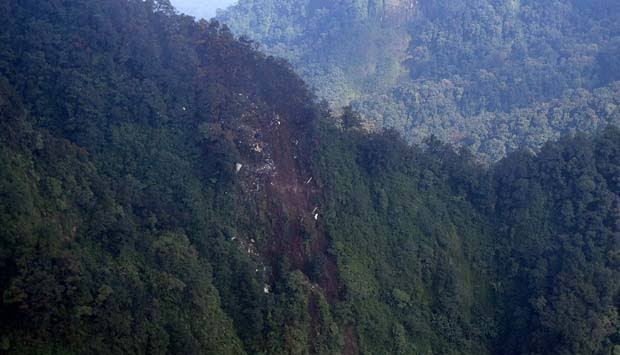 txtdaribogor's tweet photo. ON THIS DAY
9 Mei 2012 - 9 Mei 2023

Jatuhnya pesawat Sukhoi Superjet 100 akibat menabrak lereng gunung salak dekat puncak salak 1.

Ada 45 orang di dalam pesawat tersebut termasuk 14 penumpang dari maskapai penerbangan Sky Aviation serta tiga orang jurnalis asal Indonesia. https://t.co/rLno74ll3c