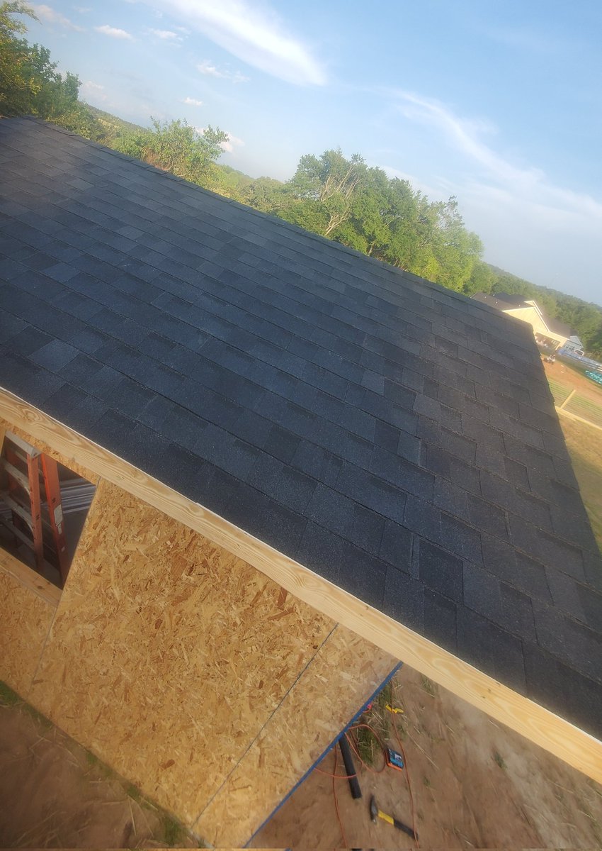 Southern_Witt's tweet photo. finished the roof by myself...almost like working with @TerryHorstman3 again https://t.co/9k7FiQ4jPC