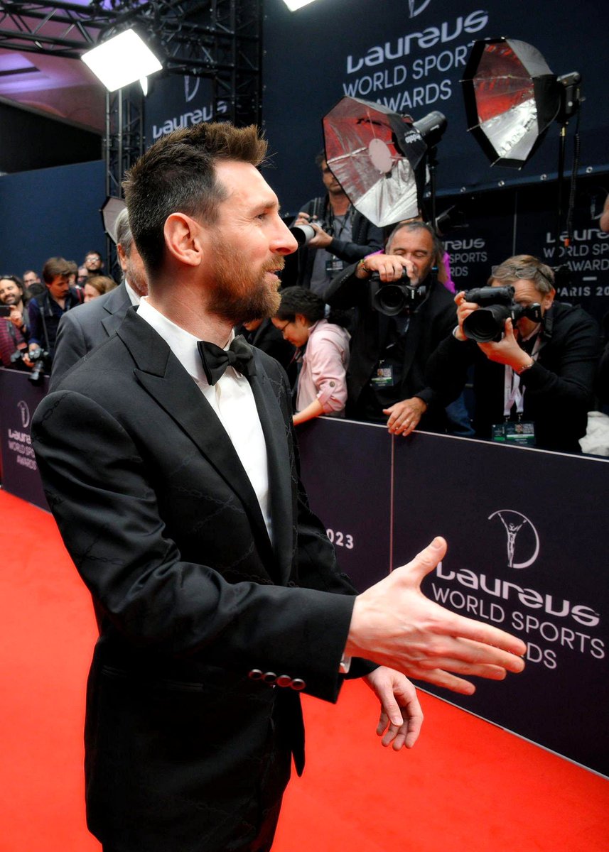 Lionel Andrés Messi saludando a alguien mejor que él.