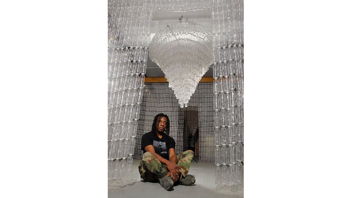anasaea_art's tweet photo. Last week all-stars met at the MET Gala under a huge chandelier made of what appeared to be plastic water bottles. After the event, art community members noticed suspicious similarities between the chandelier and the plastic works of American artist Willie Cole. Do you see? https://t.co/cier0iB8On