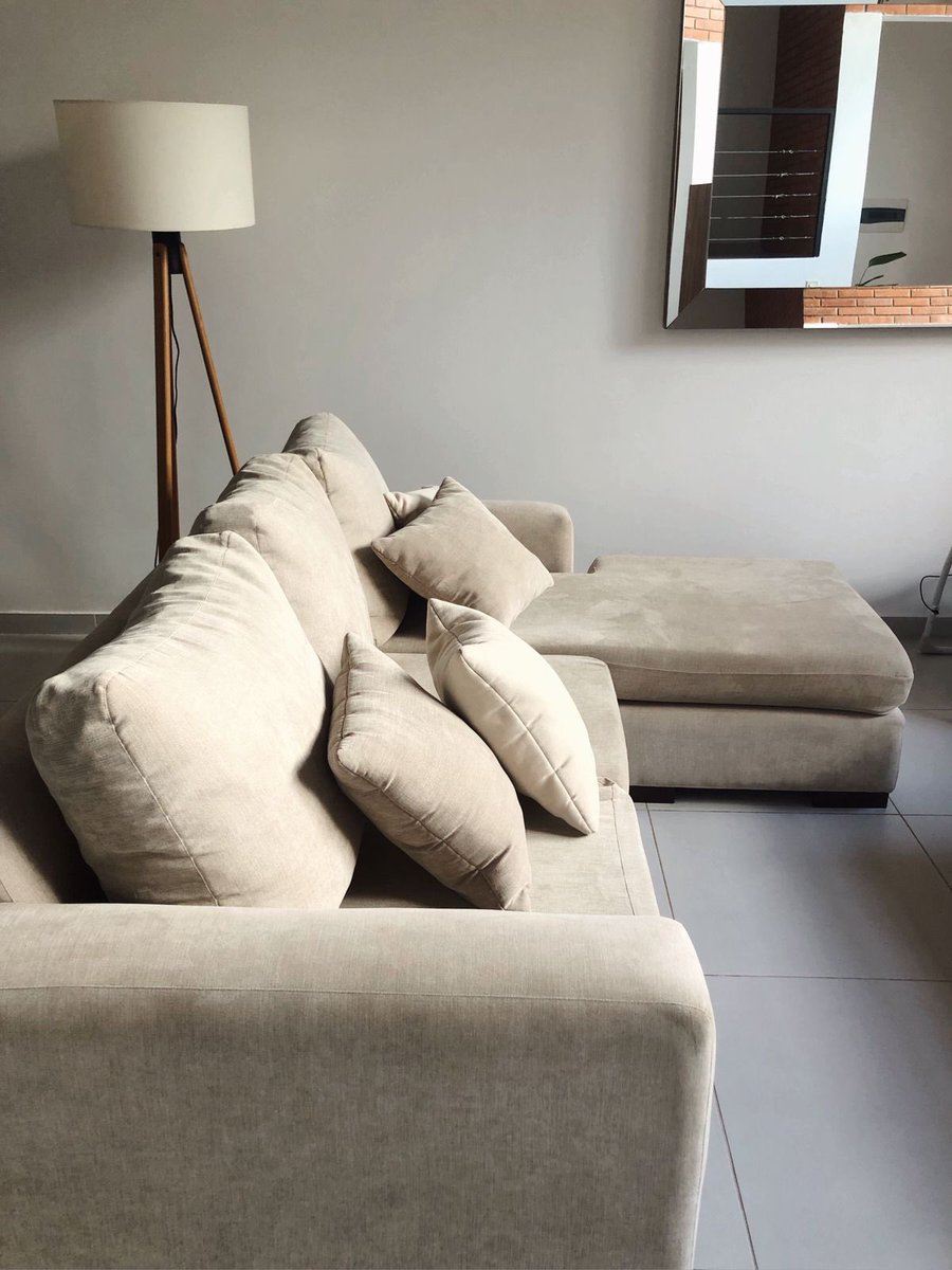 angycolman's tweet photo. VENDO SOFÁ EN L para SALA/ESTAR (Cualquier cosa DM🙏🏼)

- Medidas: Largo 2,20 m y ancho de asiento 0,90 m. Ancho total en L: 1,70 m
- Color: beige/ crema
- Un año de uso
- El sillón posador de pie es aparte
- Incluye el juego completo con las almohadillas

RT o FAV porfa 🫶🏼🥹 https://t.co/2ZxZE76ouZ