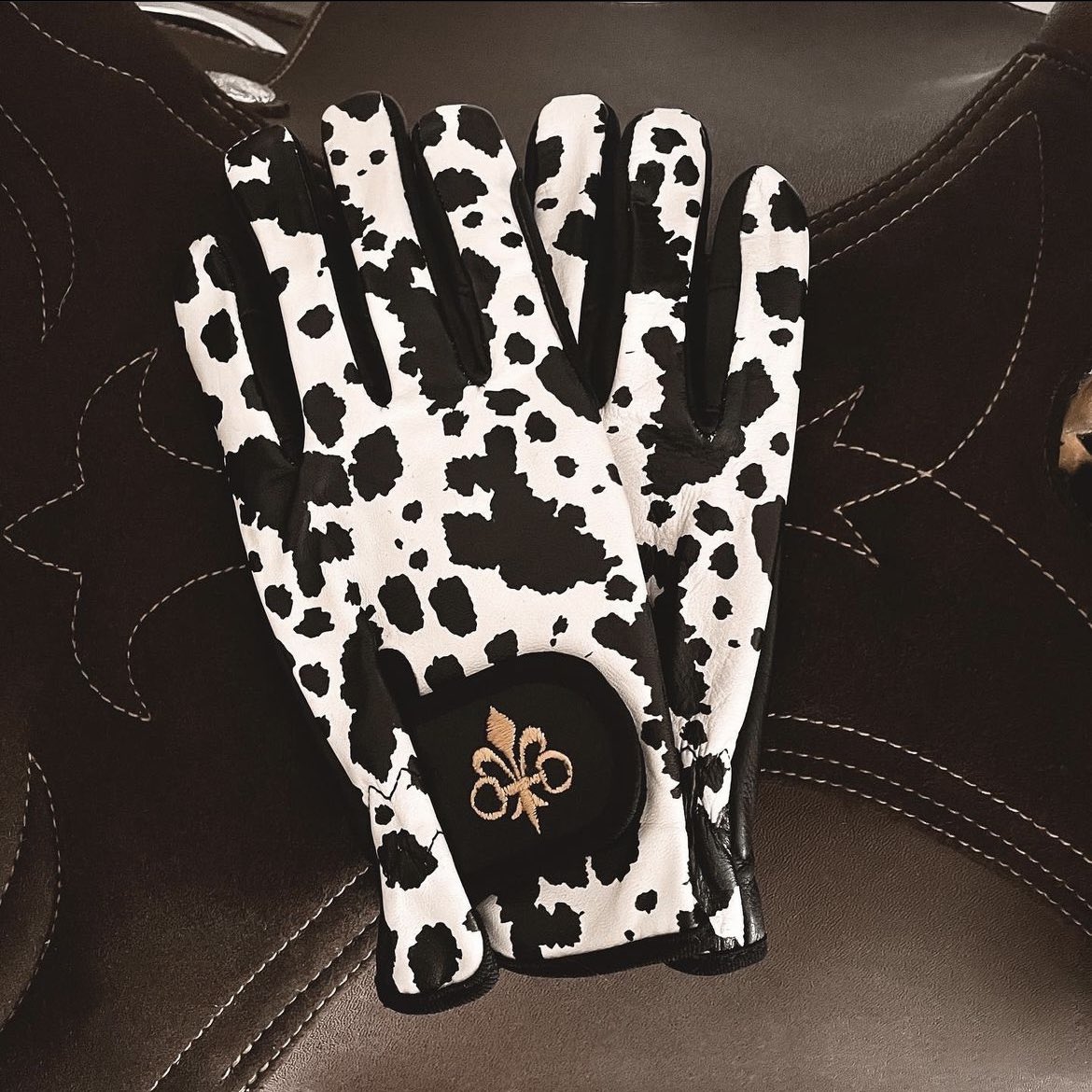 ★ RODEO RIDING GLOVES ★ as soon as I saw these I wanted them immediately, super soft leather, so comfortable to wear, a Cowgirls dream Riding Gloves. I love them so much! 🐄 from @shop_clovis