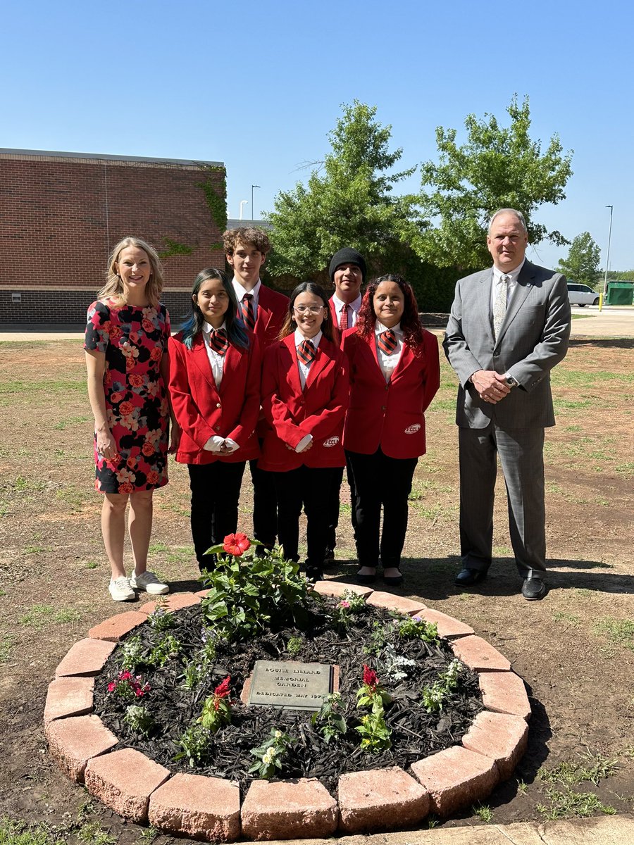 JMHSbears's tweet photo. Memorial Garden - Students Against Bullying - Stand Up and Speak Out! With Senator Carri Hicks and House of Representative Eric Roberts @YouthService #GYSD23 #GobalYouthServiceDay #StopBullying @StopBullyingGov @HersheyCompany #HeartwarmingProject @OKCPS @OKFCCLA @okcareertech https://t.co/Z1n0Q35uxm