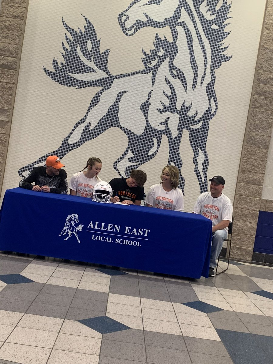 BraylenKennedy's tweet photo. go bears 🧡🖤 @OhioNorthernFB https://t.co/1lScLHE6G0