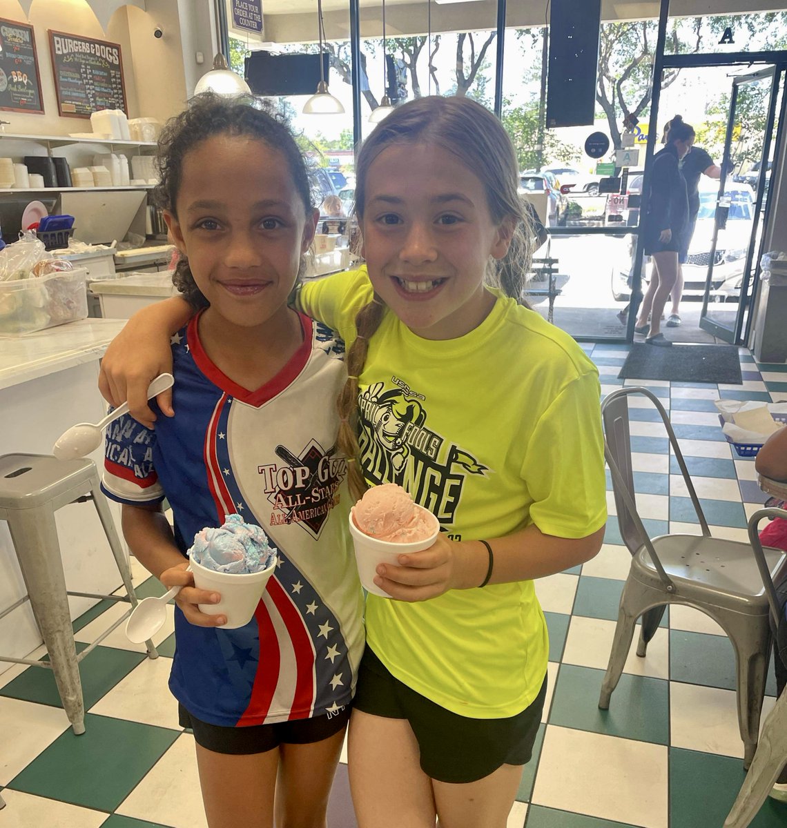 The only thing better than ice cream is sharing ice cream with a friend!👯
#yeolefashioned #chseats #holycityeats #chucktowneats #eaterchs #bitesofchs #chstoday #charleston #familyowned #hotdogs #BLTs #sandwiches #icecream #burgers #milkshakes #sundaes