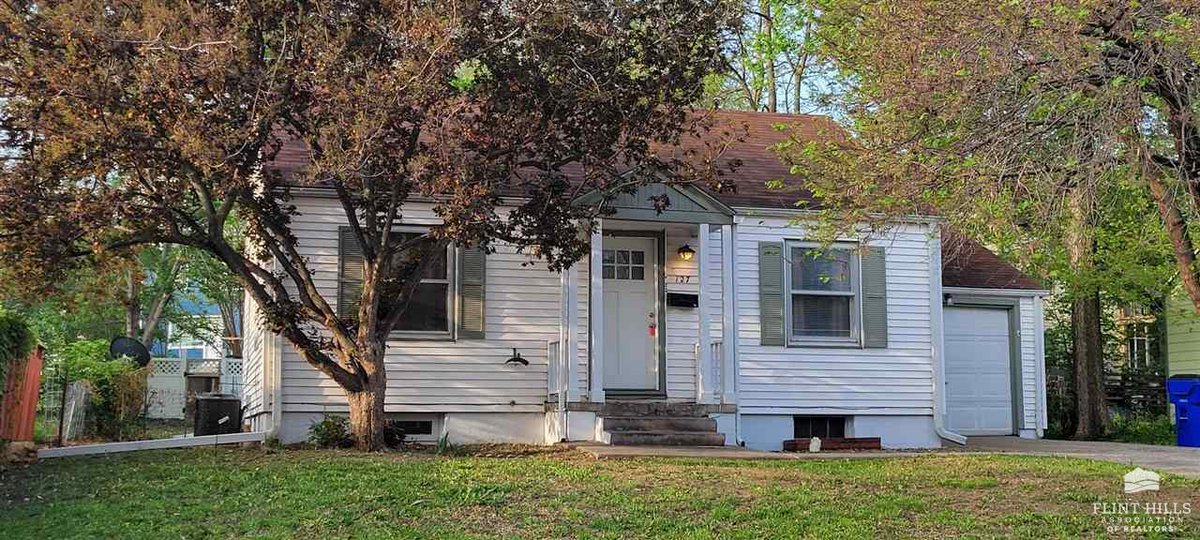 ButlerNate's tweet image. See a virtual tour of my newest #listing 127 Sunset Drive #JunctionCity #KS  tour.corelistingmachine.com/home/FV4K4E