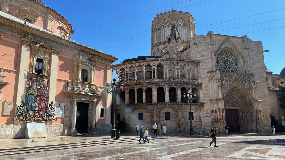 antonsova's tweet photo. Planning a trip to Valencia? Be sure to try the local paella, made with saffron, rice, and fresh seafood or meat. And don't forget to visit the historic Cathedral, climb the Miguelete tower for panoramic views, and stroll through the charming Barrio del Carmen. https://t.co/vpN2xKP5ja