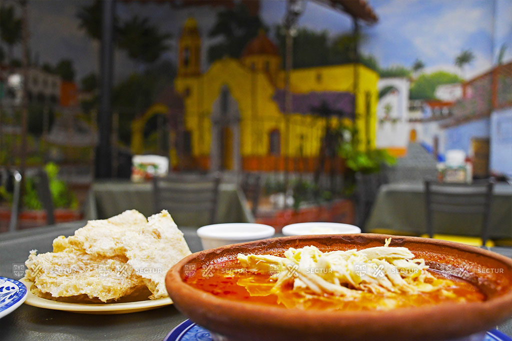 turismocdmx's tweet photo. ¿Ya reservaste el lugar especial para celebrar con mamá? 🥰
La Gastronomía de la Ciudad de México se distingue por su diversidad y calidad. 🍽️
Disfruta este #DíaDeLasMadres en los restaurantes y cafeterías de #LaCiudadQueLoTieneTodo y consiente a mamá en su día.💞
#SecturCDMX https://t.co/3JGxqJq9HP