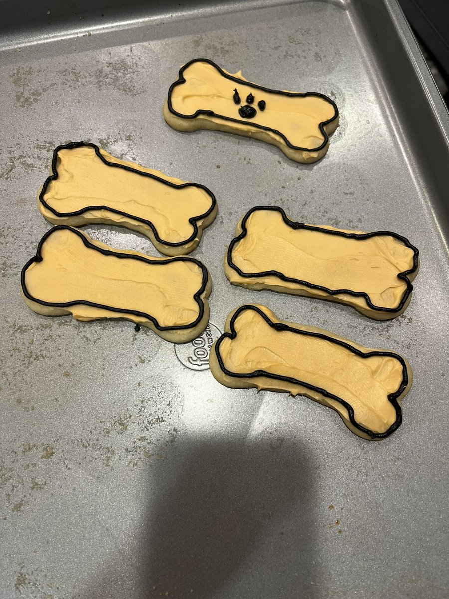 IAmRufus209's tweet photo. May 2nd was the 1 year anniversary of my passing. Mommy’s fiancé had the best idea to make bone shaped cookies with orange icing and decorate them with all my endearing nicknames in my honor🥰🧡🌈
#GoneButNeverForgotten #OverTheRainbowBridge #Cookies #Frosting #DogsOfTwitter https://t.co/ZHRVgfI4qH