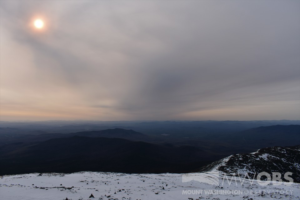 MWObs's tweet photo. The #haze that has been #visible for most of the afternoon and evening is actually upper level #smoke from #wildfires in #Alberta, #Canada. The second image comes from the US #EPA AirNow website showing the path that the smoke has taken to reach the East Coast.
#mwobs #nhwx #wmnf https://t.co/3LiZsnk7Td