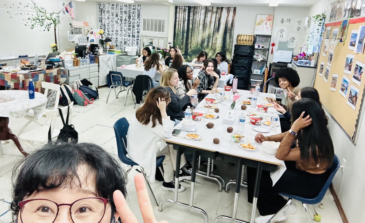 youngjuLee11's tweet photo. International festival performance by Fairfax K-pop club and Lake Braddock K-pop club. Beautiful collaboration!
#Fairfaxhighschool #Lakebraddock โฆ@Fairfax_Academyโฉ โฆ@fcpsfairfaxhsโฉ โฆ@MrsSaraChaeโฉ โฆ@CitySchoolsCIPโฉ https://t.co/iHRyQFbyrM
