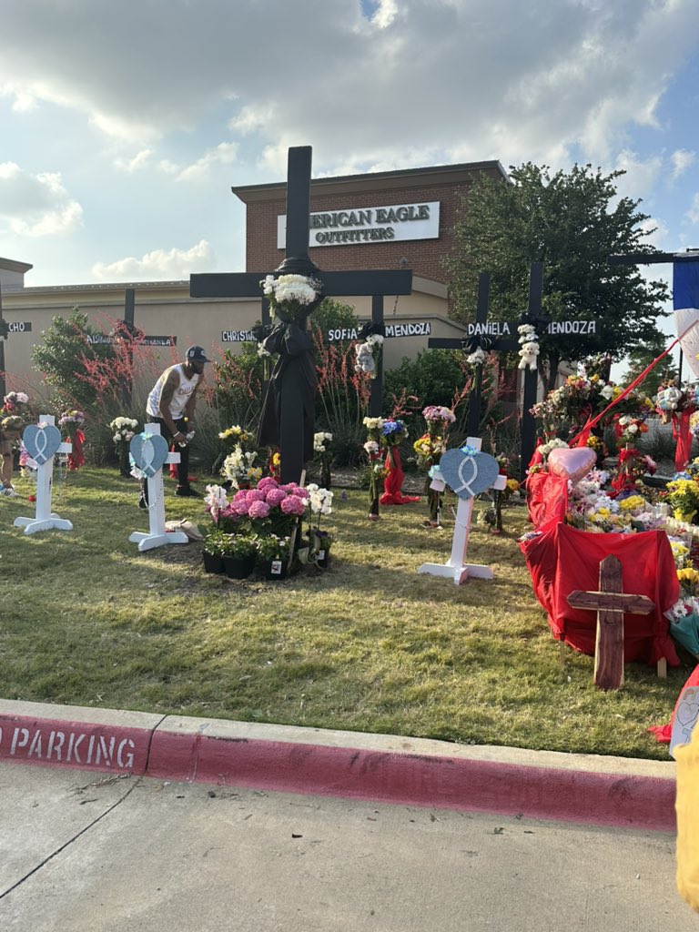 k_catch's tweet photo. We had to pay our respect! Lord have mercy! #prayforAllen https://t.co/BUsOwpNWj3