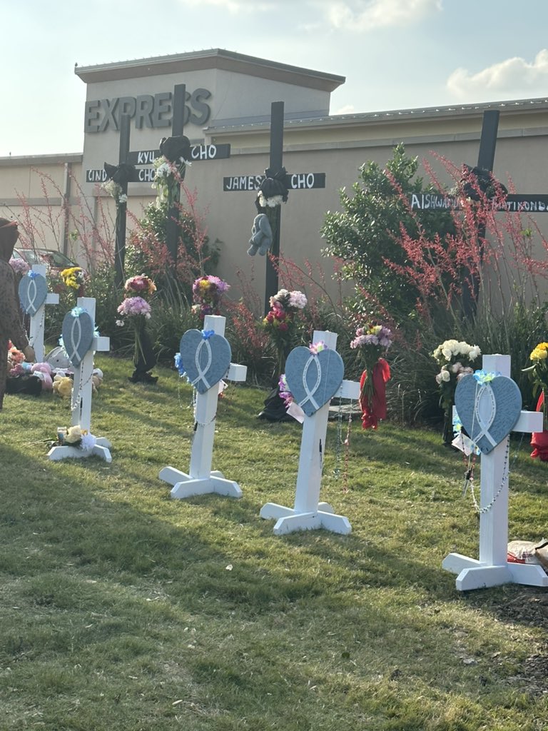 k_catch's tweet photo. We had to pay our respect! Lord have mercy! #prayforAllen https://t.co/BUsOwpNWj3