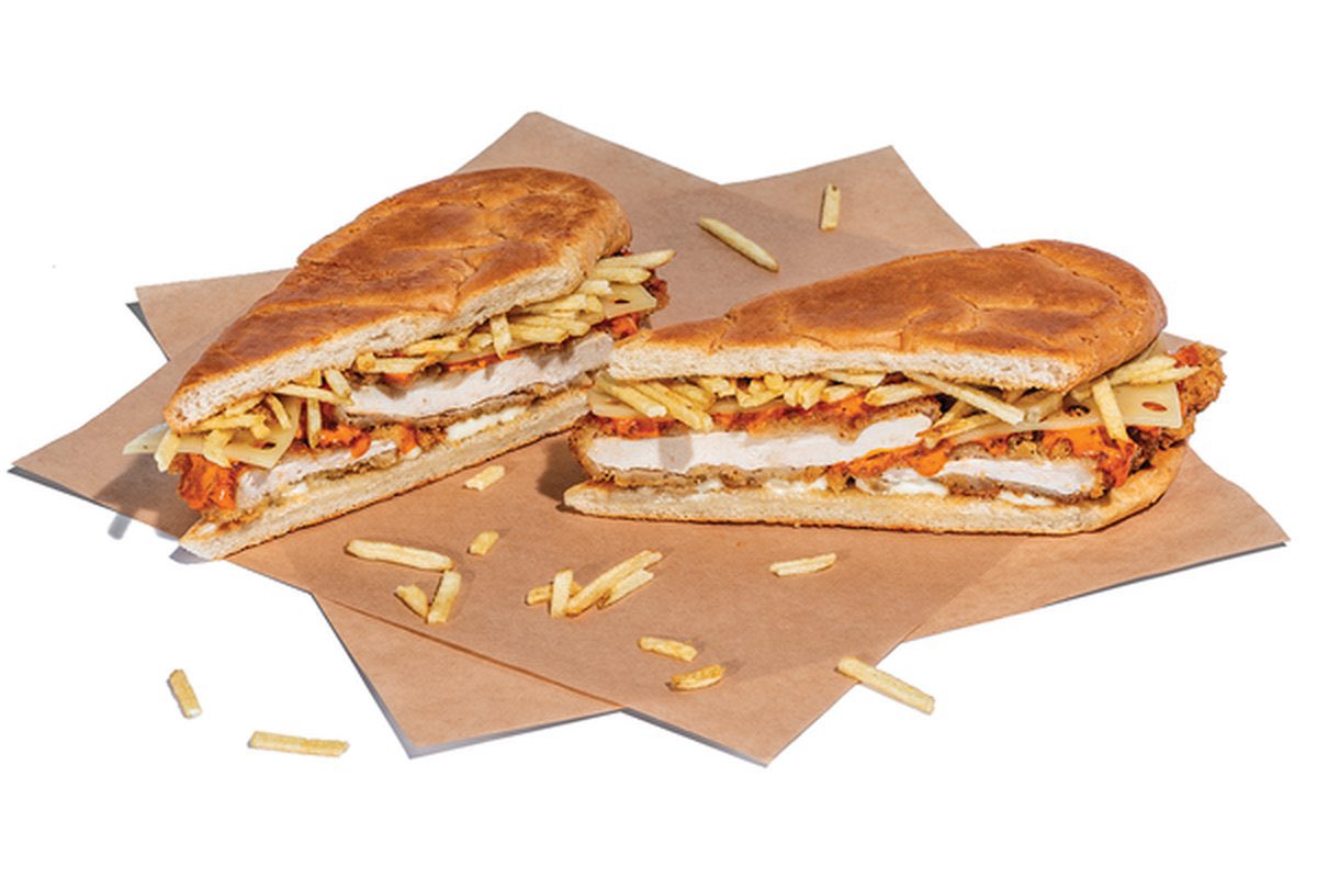 Esse é o lanche que o público do Kaseya Center tá comendo agora, no jogo do Heat contra os Knicks. Nome dele é Spicy Chicken Sandwich: frango frito apimentado e batata frita DENTRO do lanche.
De 0 a 10, quanto você encarava um desse agora? #NBAnoPrimeVideo