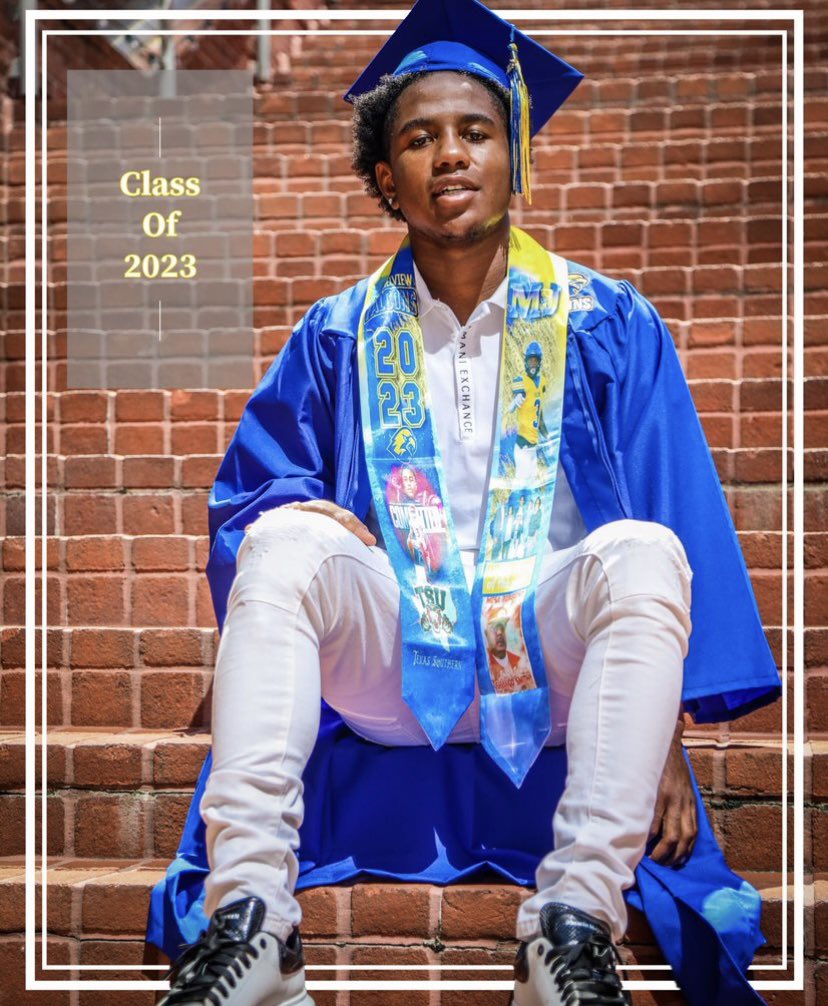 TraceyBoyer19's tweet photo. My 2023 graduate💙💛 https://t.co/Bq4wv3Ki3H