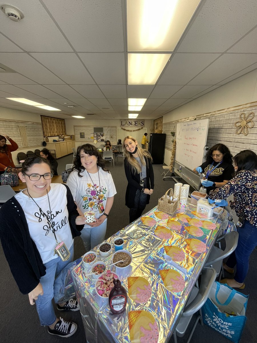 DamianVlsqz13's tweet photo. We kicked off our Teacher Appreciation Week with an Ice Cream Social for our teachers and staff! π¨π
#TeamBCSD #TeamLongfellow https://t.co/s46xR7SArd