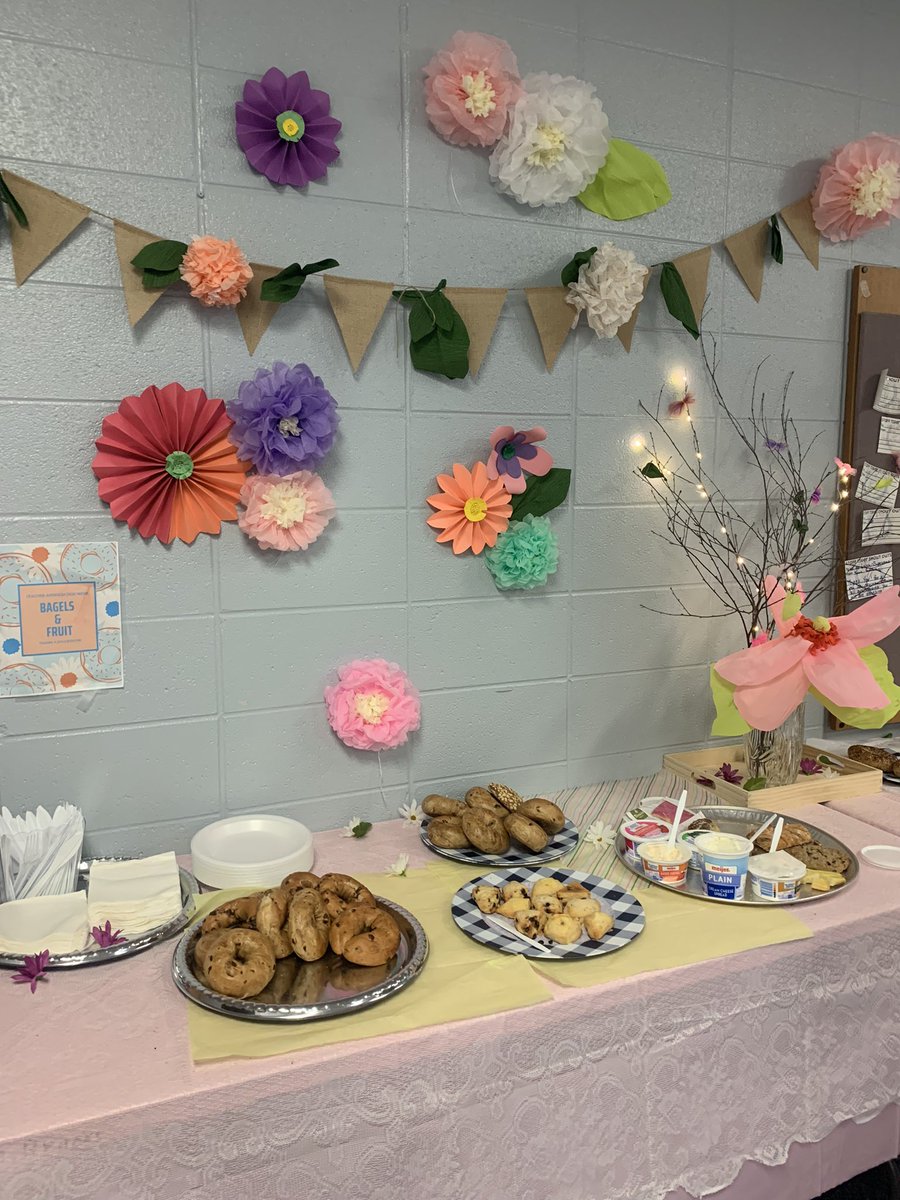 MrsSouth5's tweet image. A special start to the week! Thank you @brookstigers PTA for making us teachers feel so loved! 🥯☕️🌸#ThanksAHoleBunch #SnackCartDelivery