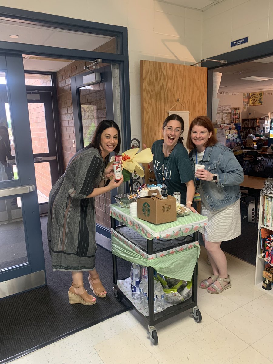 MrsSouth5's tweet image. A special start to the week! Thank you @brookstigers PTA for making us teachers feel so loved! 🥯☕️🌸#ThanksAHoleBunch #SnackCartDelivery