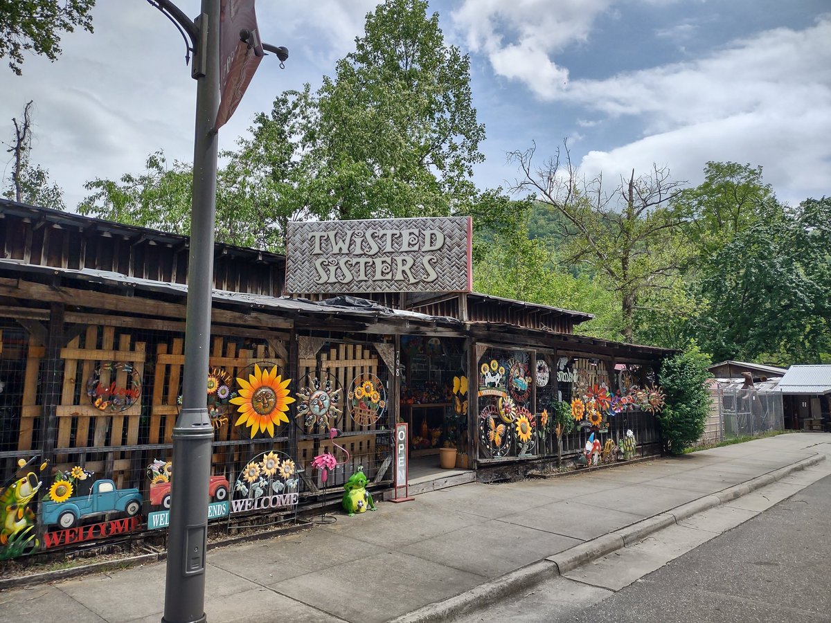 PsychoBadger's tweet photo. @deesnider spotted in Cherokee NC yesterday. https://t.co/ddQGWCsPlh