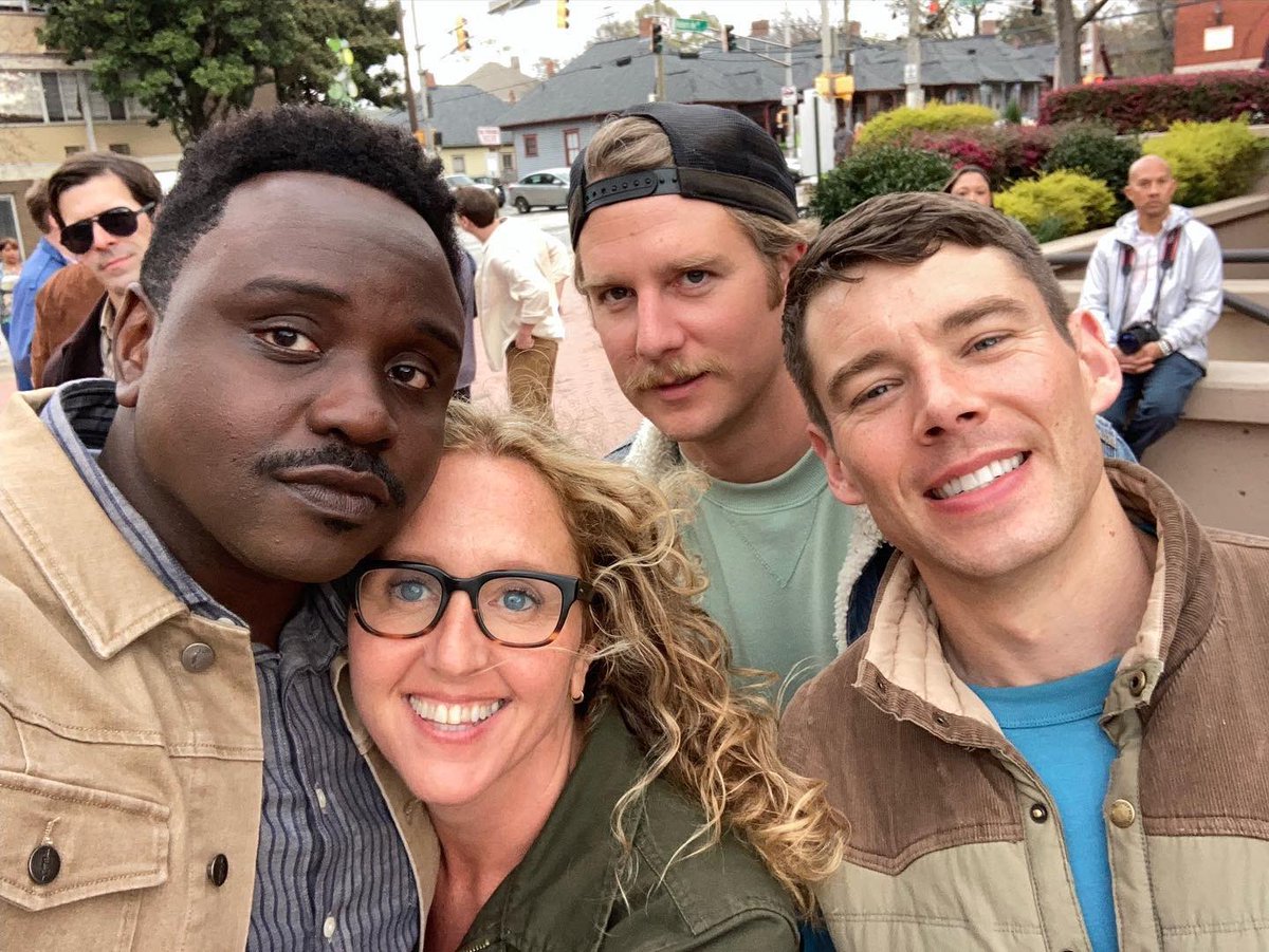 BrianJSmithBRA's tweet photo. ⏳ | Falta 02 dias para a estreia da série “Class of ‘09” com Brian J. Smith, que será no dia 10/05 através da plataforma @hulu no EUA, brevemente no Brasil será disponibilizada pela Star+.
Algumas fotos dos momentos felizes de gravação ao lado do seus co-stares. #classof09fx https://t.co/YkadL10IDO